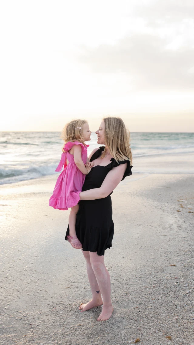 I absolutely love the sunsets in Florida, especially on Anna Maria Island. The light here is simply magical, and capturing those special moments of a family makes it all even more incredible. It truly is the best feeling. 💕🌴  #FloridaSunset #AnnaMariaIsland #FamilyMoments #MagicalLight #SunsetVibes #FamilyPhotography #BeachSunset #CapturingMemories #SunsetMagic #FloridaLiving #BeachPhotography #GoldenHour #PhotographyLovers #InstaGood #exploreflorida#bradentonphotographer #weddingphotographer #wedding #bradenton #sarasotaphotographer #floridaphotographer #familyphotography